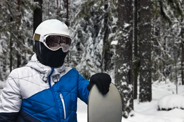 Snowboarder Com Uma Placa Sua Mão Está Encosta Floresta — Fotografia de Stock