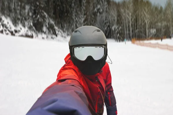 Snowboarder Fährt Den Hang Hinunter Und Filmt Sich Vor Kamera — Stockfoto