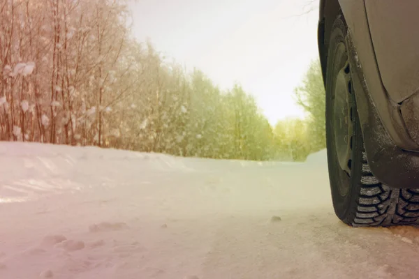 Araba lastikleri kış yolda karla kaplı. Kar kış lastik.