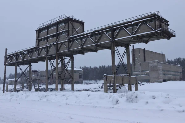 terk edilmiş kaya madenciliği bitki kirli kar altında kışın