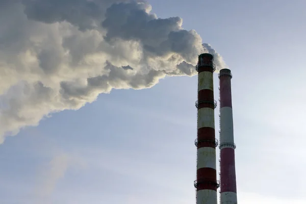 Karanlık fabrika sanayi bölgesinde baca dumanı akışı