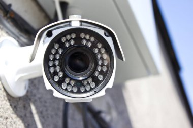 Bir binanın duvarında yüklü Cctv kamera