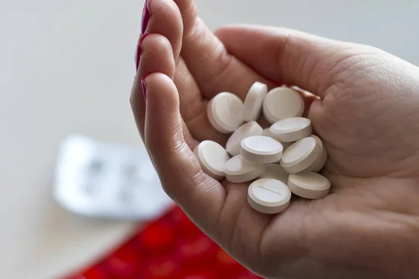 Bir avuç tablet boş paketleri arka planı