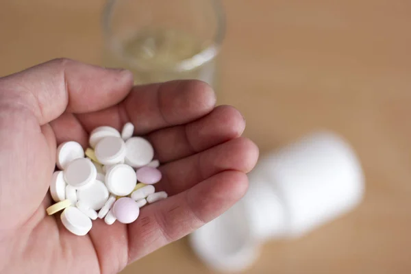 Erkekler hurma hapları ile