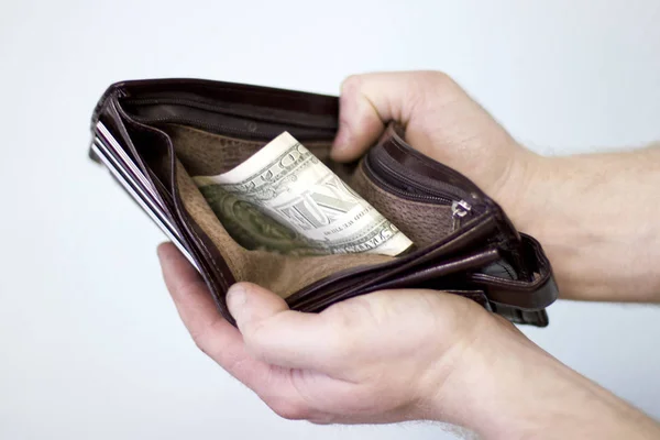 bir adam elinde bir dolar ABD ile erkek çanta