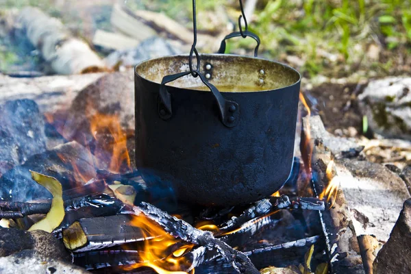 Wasserkocher Mit Kochendem Wasser Über Dem Lagerfeuer Bei Einer Naturwanderung — Stockfoto