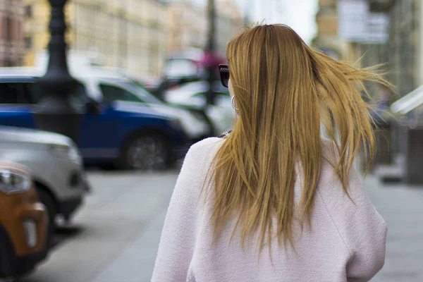 Longue Fille Aux Cheveux Longs Marche Sur Trottoir Une Ville — Photo