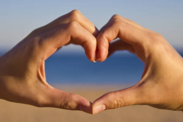 eller denize karşı kalbinde