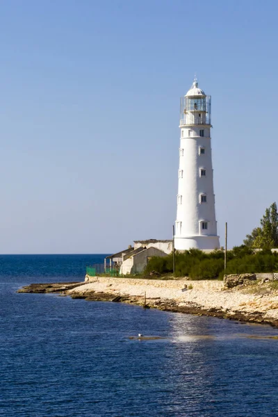Deniz kıyısındaki eski deniz feneri