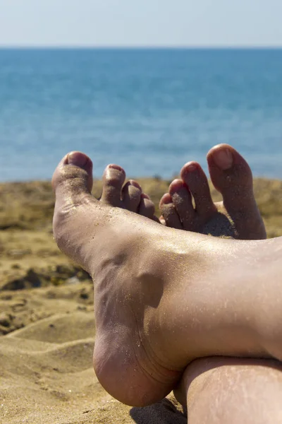 Kız sahilde denizin kenarında oturan kadın bacak görünümü