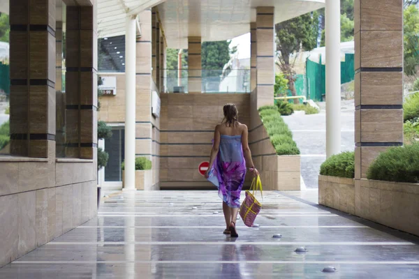 Kız plaj otel odasına döner.