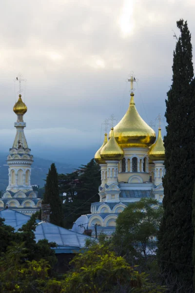 Rus Ortodoks Kilisesi altın kubbeleri