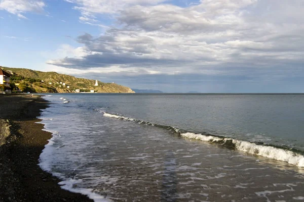 Dalgalar yıkama ile Yalı