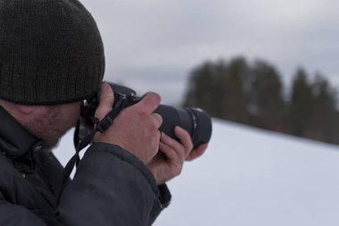 üretim esnasında yakın çekim fotoğrafçı