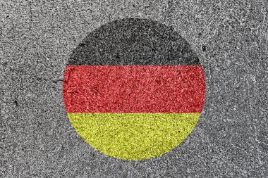 Alman bayrağı beton duvara boyalı