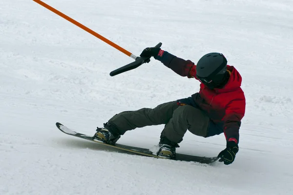 Snowboarder Stijgt Een Lift Naar Top Van Berg — Stockfoto