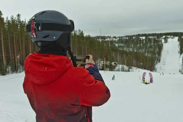 Snowboardåkare Röd Jacka Hjälm Och Skyddsglasögon Skjuter Skidbacke Smartphone — Stockfoto