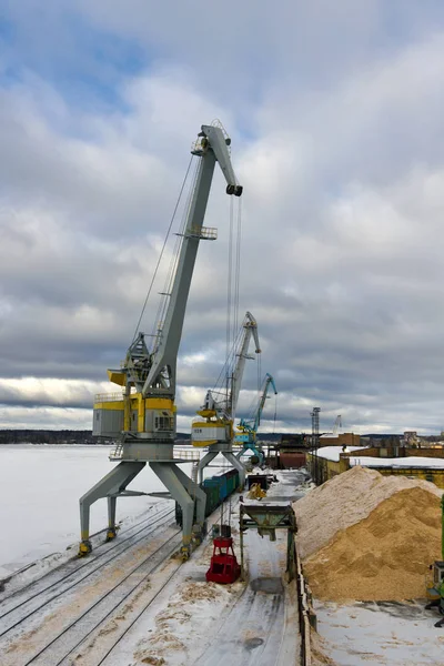 Porto Merci Inverno Scarico Trucioli Legno Vagoni Ferroviari — Foto Stock