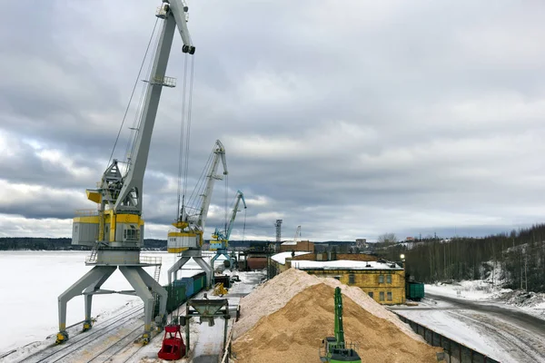 Kışın kargo liman. Demiryolu araçları talaş boşaltma