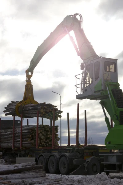 Entladen Von Industrieholz Aus Einem Holzlaster Mit Einem Mobilen Lader — Stockfoto
