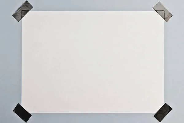 mavi duvar siyah Elektrik bandı ile yapıştırılmış beyaz kağıdın