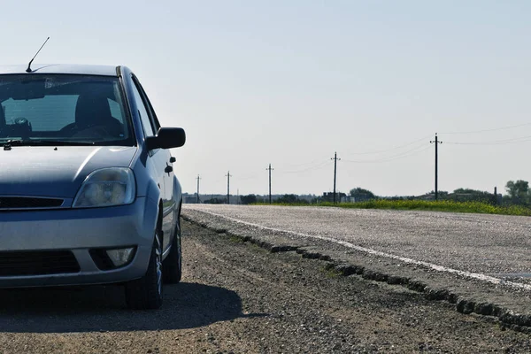 Araba yolun kenarına park ettim. Araba ile seyahat boyunca durdu