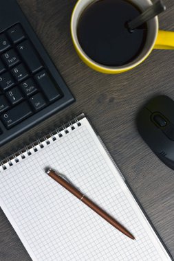 kalemle açık bir dizüstü bilgisayar. bir klavye ve bir bilgisayar fare ve bir fincan sıcak kahve. Programcı iş akışı