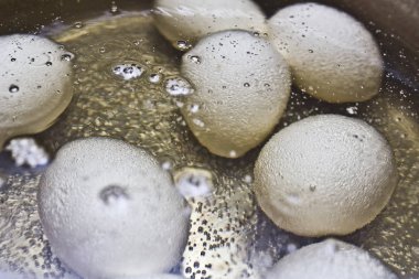 Beyaz yumurtalar ocakta bir tavada pişirilir.