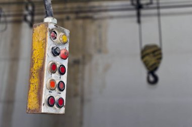 terk edilmiş bir fabrikada eski vinç kontrolü
