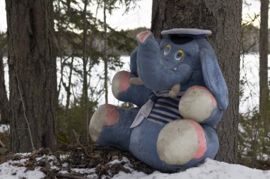 bebek yol kenarında fil peluş oyuncak kaybetti