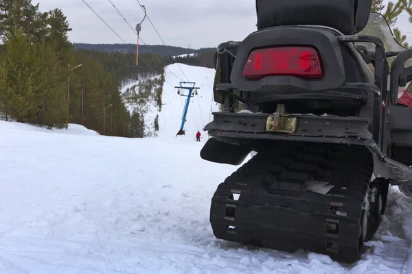 kayak pistiarkasında kar mobil