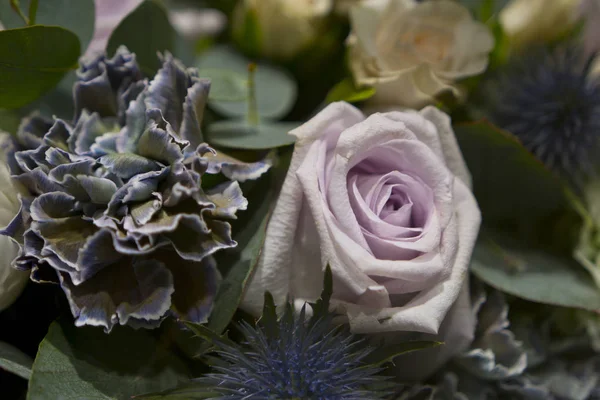 Çiçek buketi yakın.