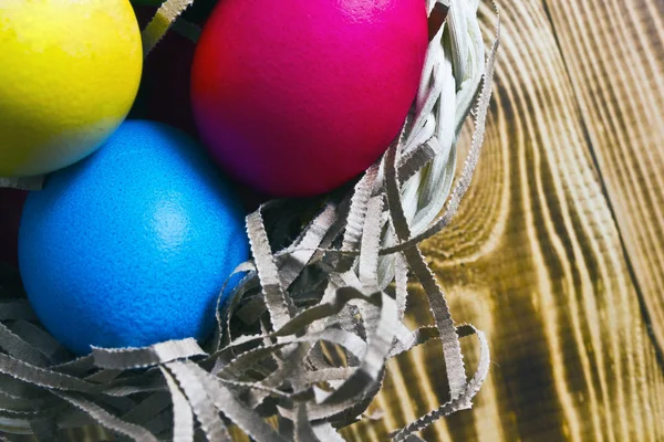 dekoratif hasır plaka içinde closeup boyalı paskalya yumurtaları