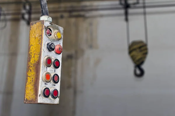 terk edilmiş bir fabrikada eski vinç kontrolü