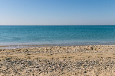 güzel turkuaz deniz kumlu çakıl plaj