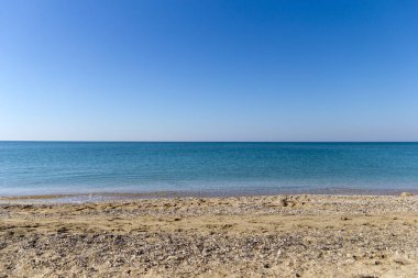 Deniz kıyısındaki kumlu sahil