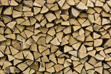 Kesilmiş odun yığını içinde odun yığını