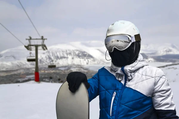 Elinde Bir Tahta Ile Snowboardcu Telesiyej Ortasında Bir Kayak Merkezinin — Stok fotoğraf