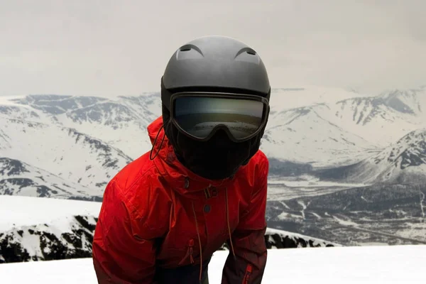 Man Masker Skihelm Bovenop Een Berg Dichtbij — Stockfoto