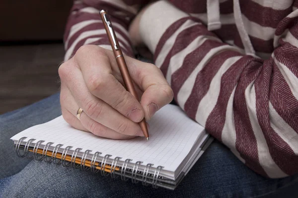 öğrenci defterine yerde oturan bir özet yazar