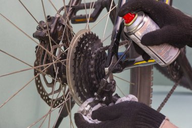 Bisiklet zinciri ve şanzımanı yağ spreyi ile temizleme ve yağlama.