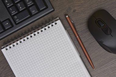 klavye ve bilgisayar faresi ile masada açık not defteri