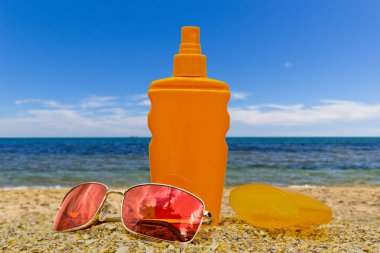 deniz tarafından sahilde güneş gözlüğü ile kum bronzlaşma güneş kremi