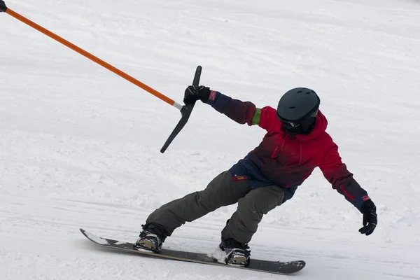 bir telesiyej snowboardcu kayak merkezinin tepesine yükselir