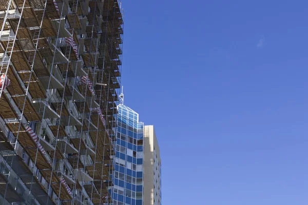 şehrin yeni bir alanda bitmiş bir konut binanın arka plan üzerinde yapım aşamasında çok katlı bina