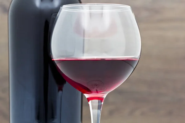 Copo Vinho Tinto Derramado Lado Uma Garrafa Mesa — Fotografia de Stock