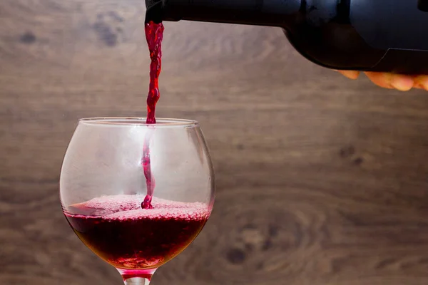 Şarabı bardağa dolduruyorum.