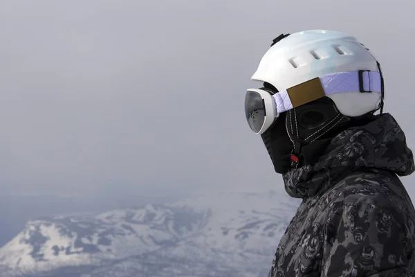 Bir Dağın Tepesinde Yakın Çekim Snowboardcu — Stok fotoğraf