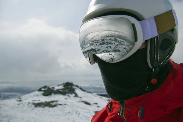 Bir Snowboard Yokuş Aşağı Gitmeden Önce Bir Dağın Tepesinde Duran — Stok fotoğraf