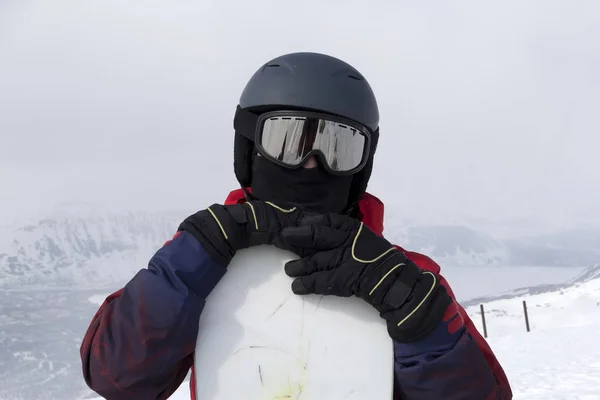 Kucaklayan Bir Tahta Ile Adam Snowboarder Karla Kaplı Dağların Bir — Stok fotoğraf